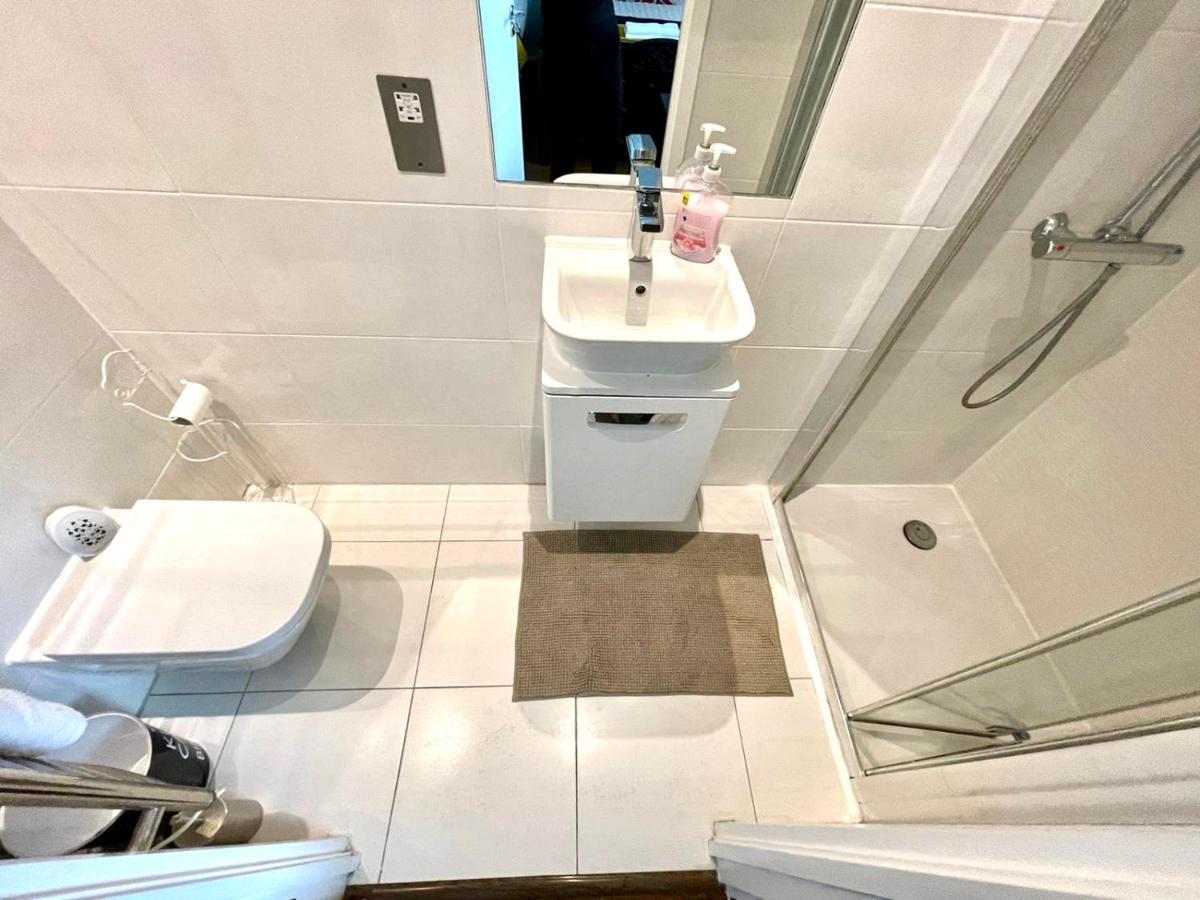 London Stratford Luxury House, 5 Minutes Walk Station, Westfield, 3 Bedrooms 3 Bathrooms, Reception, Garden, Parking Εξωτερικό φωτογραφία