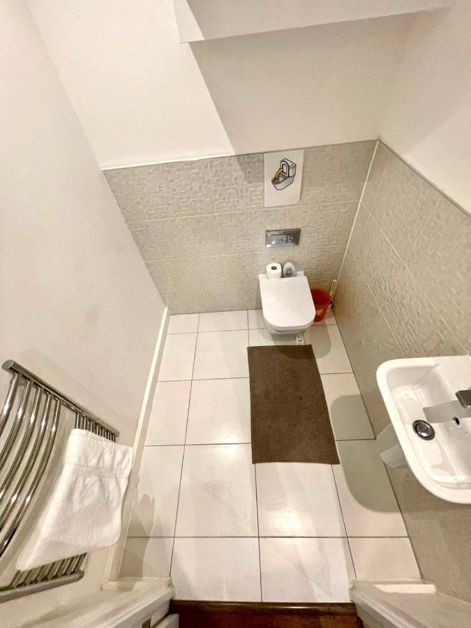 London Stratford Luxury House, 5 Minutes Walk Station, Westfield, 3 Bedrooms 3 Bathrooms, Reception, Garden, Parking Εξωτερικό φωτογραφία