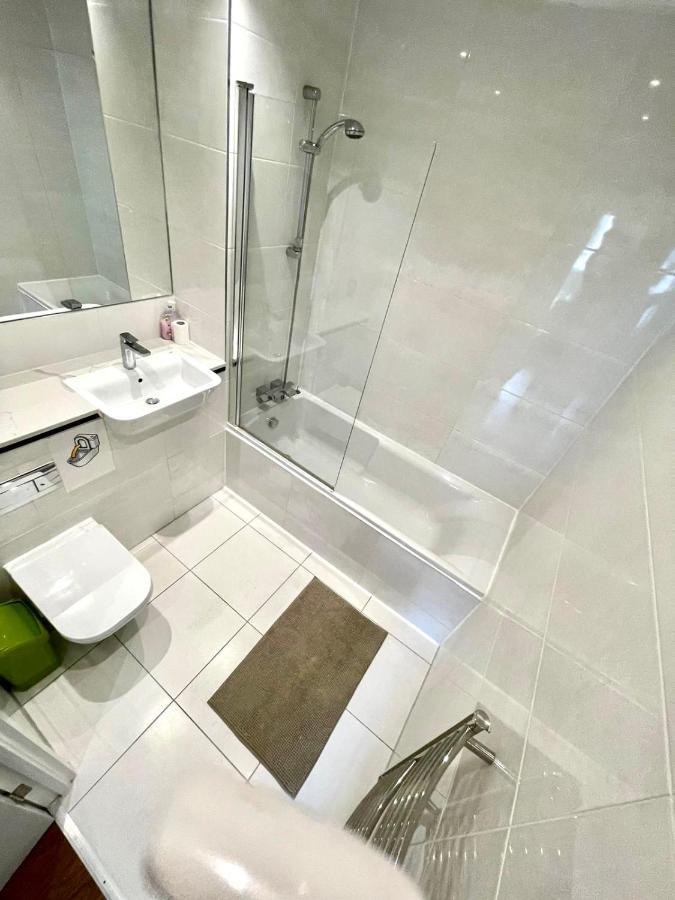 London Stratford Luxury House, 5 Minutes Walk Station, Westfield, 3 Bedrooms 3 Bathrooms, Reception, Garden, Parking Εξωτερικό φωτογραφία