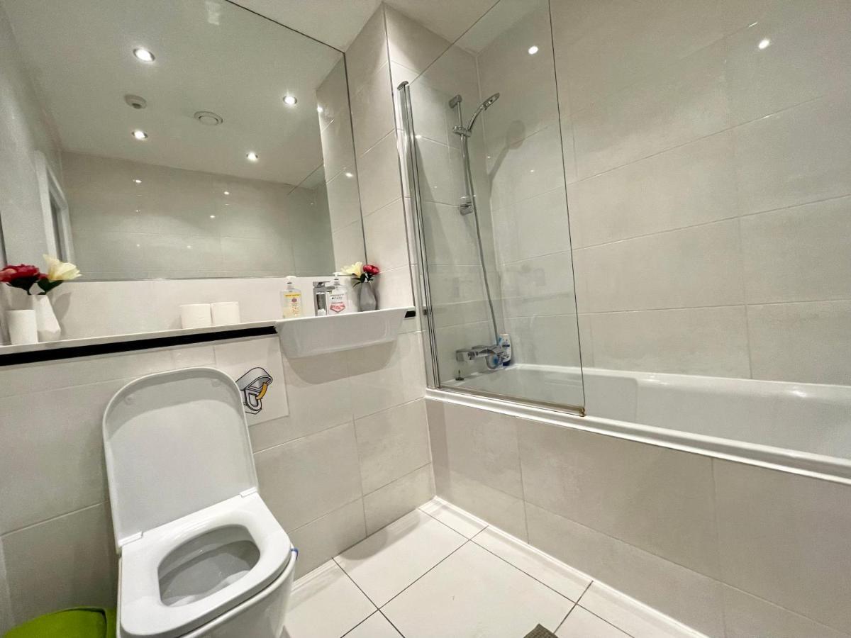 London Stratford Luxury House, 5 Minutes Walk Station, Westfield, 3 Bedrooms 3 Bathrooms, Reception, Garden, Parking Εξωτερικό φωτογραφία