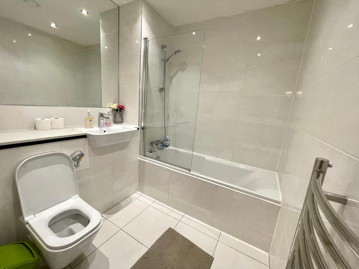 London Stratford Luxury House, 5 Minutes Walk Station, Westfield, 3 Bedrooms 3 Bathrooms, Reception, Garden, Parking Εξωτερικό φωτογραφία