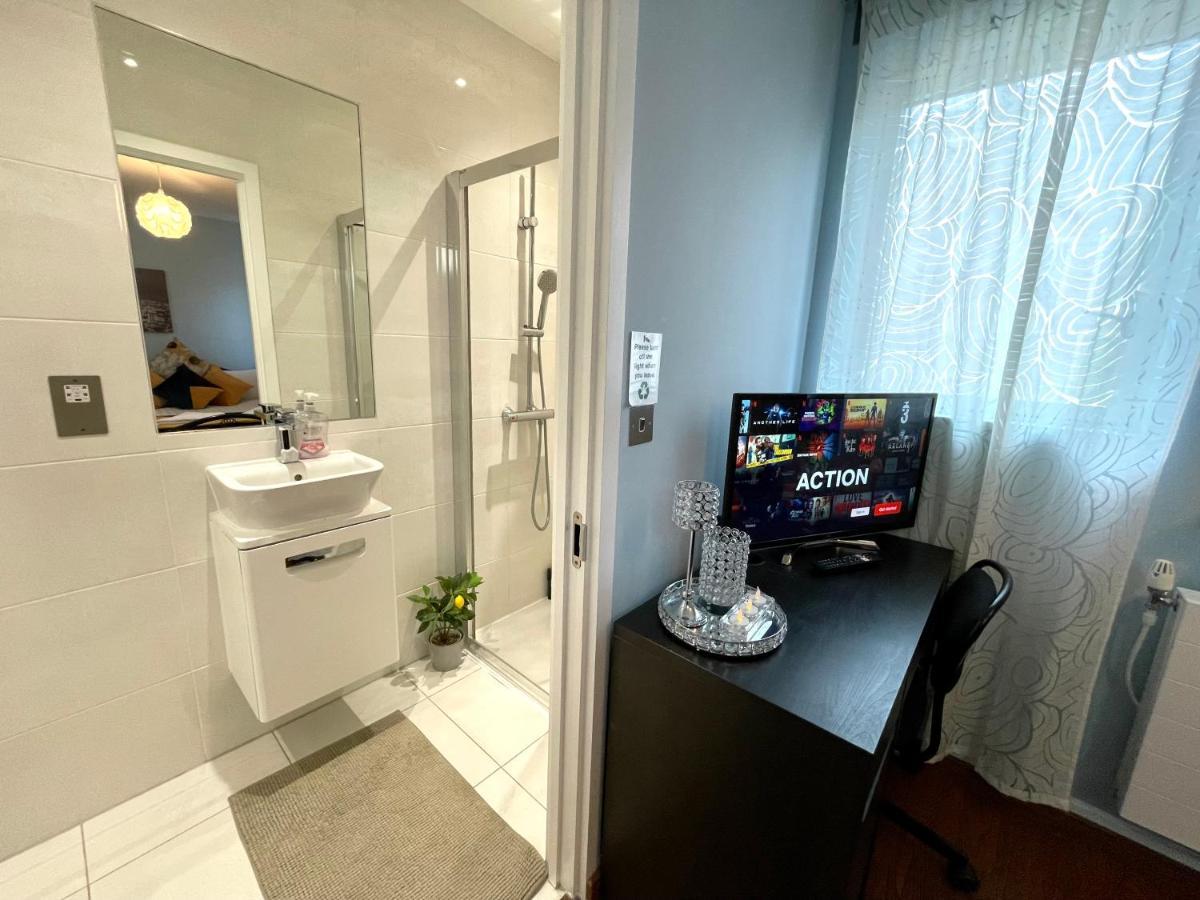 London Stratford Luxury House, 5 Minutes Walk Station, Westfield, 3 Bedrooms 3 Bathrooms, Reception, Garden, Parking Εξωτερικό φωτογραφία