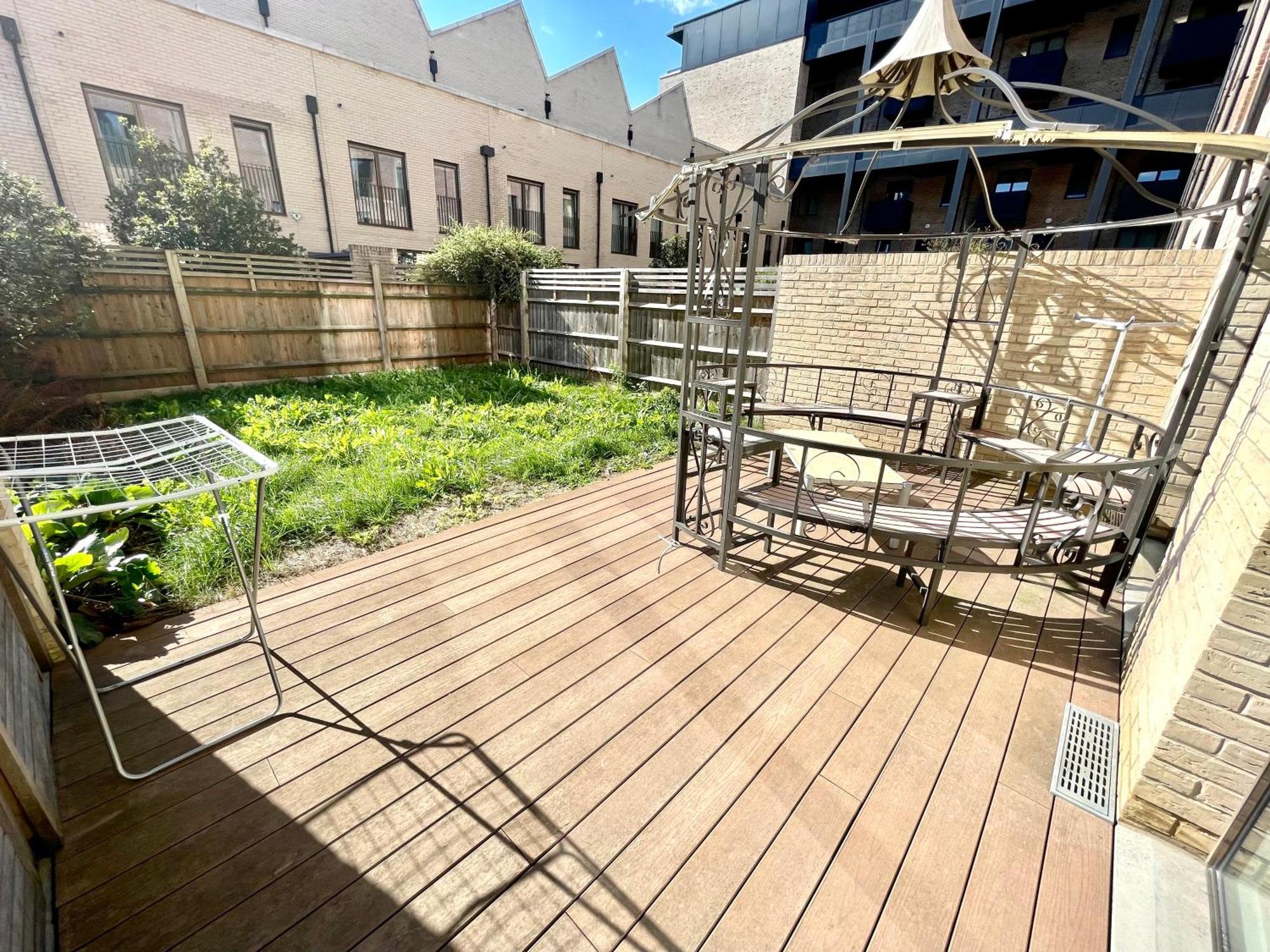 London Stratford Luxury House, 5 Minutes Walk Station, Westfield, 3 Bedrooms 3 Bathrooms, Reception, Garden, Parking Εξωτερικό φωτογραφία